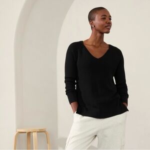 Athleta Hanover Refined V-Neck Sweater. Black. Size Medium